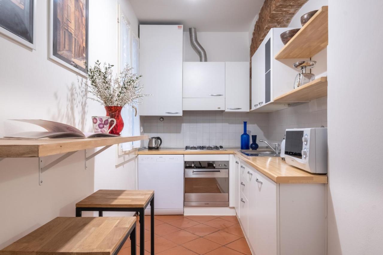 Lo Scrigno Delle 2 Torri! Nel Cuore Del Centro, Vicino A Via Rizzoli Bolonha Exterior foto
